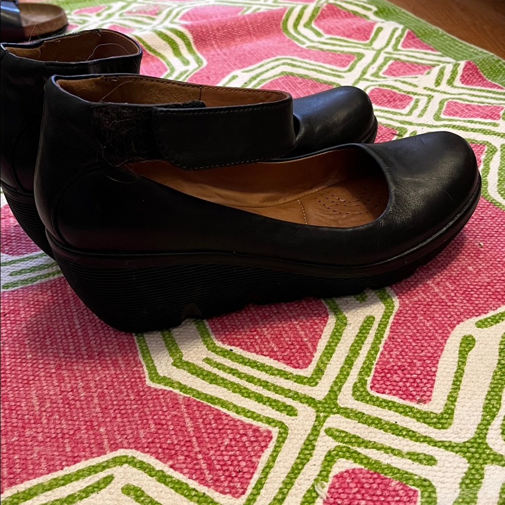 Clarks Women's Black Leather Flats